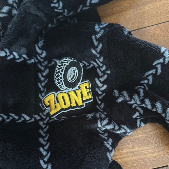 Black and White Robe with Plush Fabric and Belt - Picture 3 of 6